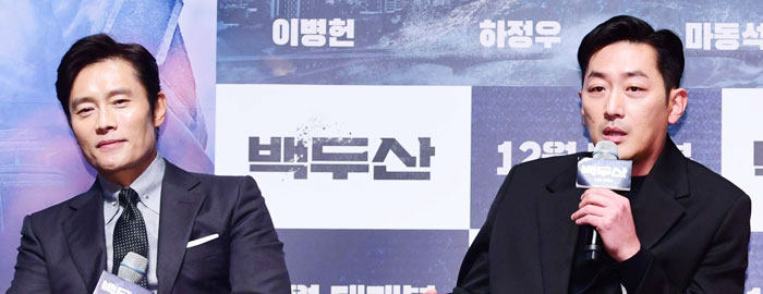 19일 서울 압구정 CGV에서 열린 영화 '백두산' 제작보고회에 참석한 배우 이병헌과 하정우.