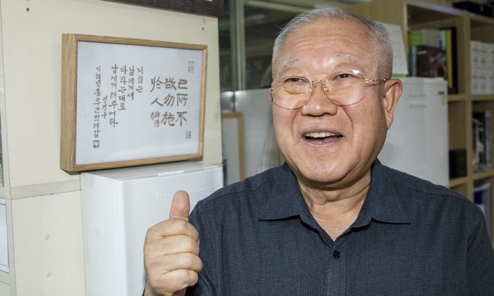 박재갑 서울대 의대 명예교수는 서울대 암연구소 세포주은행 자신의 책상 옆에 논어 '기소불욕 물시어인'과 마태복음 '남에게서 바라는 대로 남에게 해주어라'는 구절을 도자기판에 새겨 걸어두고 있다.