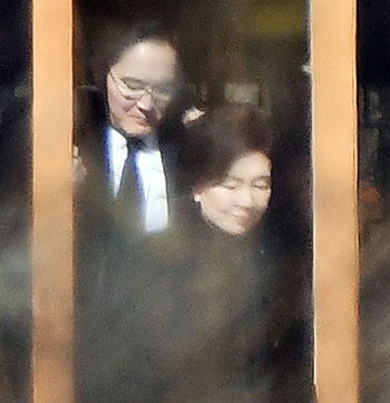 이재용(왼쪽) 삼성전자 부회장과 어머니 홍라희 전 리움미술관장이 19일 오전 호암 이병철 삼성그룹 창업주의 32주기 추도식에 참석하기 위해 경기도 용인시 호암장에서 선영으로 향하고 있다.