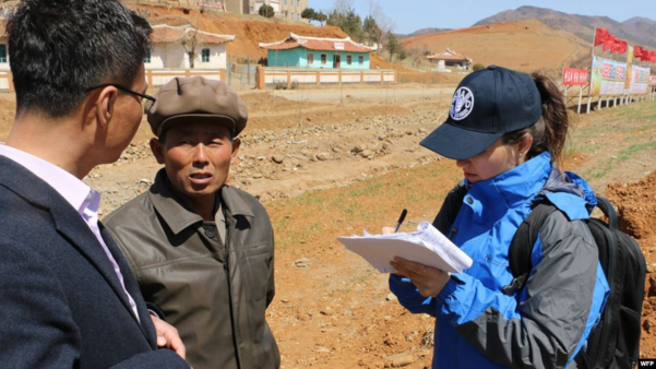 유엔 식량농업기구(FAO)·세계식량계획(WFP) 조사팀이 지난 4월 북한 황해북도 은파군에서 식량 상황을 조사하고 있다./WFP·VOA