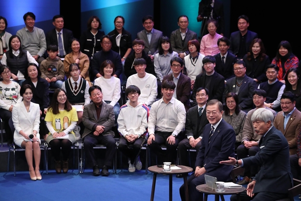 문재인 대통령이 지난 19일 오후 서울 상암동 MBC공개홀에서 열린 '국민이 묻는다, 2019 국민과의 대화'에 참석하고 있다. /연합뉴스