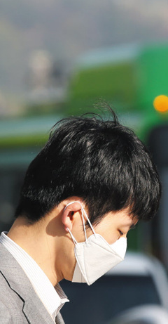 중국 북부에서 생성된 모래 바람의 영향으로 황사가 발생한 지난 1일 오전, 한 시민이 마스크를 쓴 채 길을 걷고 있다. 이날 미세 먼지(PM10) 농도는 서울 92㎍/㎥, 광주 115㎍/㎥, 대전 104㎍/㎥를 기록하는 등 전국이 ‘나쁨’ 수준을 보였다. 중국은 20일 처음으로 한국에 미치는 중국 미세 먼지의 영향을 공식 인정했다.