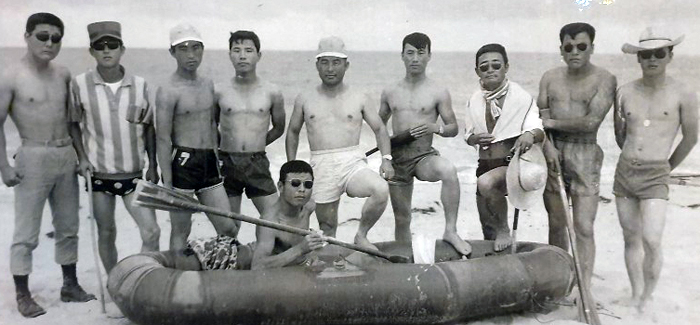 51년 전 도깨비 부대원들 - 1968년 ‘도깨비 부대’ 부대원들이 강원도 속초 지구대 인근 바다에서 해상 침투 훈련 중 단체로 기념사진을 찍었다. 