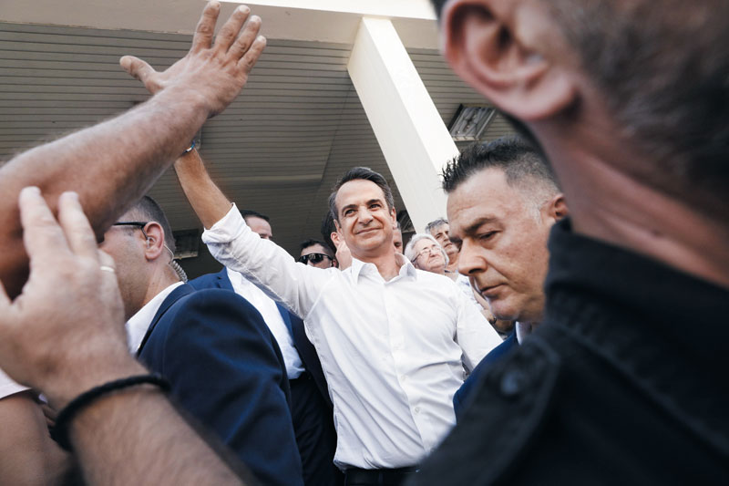 지난 7월 총선에서 승리한 키리아코스 미초타키스 그리스 총리는 선거 승리 이후 친시장 정책을 추진 중이다. 그는 미국 하버드대를 졸업한 뒤 맥킨지의 컨설턴트로 일했다.