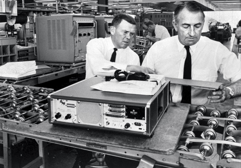 HP 공동 창업자인 윌리엄 휼렛(왼쪽)과 데이비드 패커드가 전자식 계수기를 점검하고 있다.
