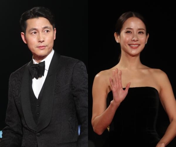 배우 정우성과 조여정이 21일 인천 영종도 파라다이스시티 호텔에서 열린 제40회 청룡영화상 레드카펫에서 포즈를 취하고 있다. /연합뉴스