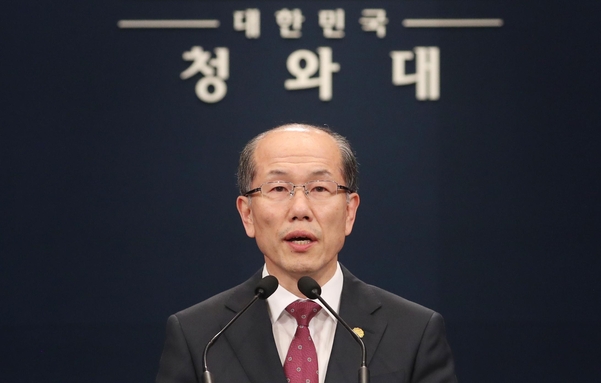 김유근 청와대 국가안보실 1차장이 22일 오후 청와대에서 한일 군사정보보호협정(지소미아) 관련 브리핑을 하고 있다./연합뉴스