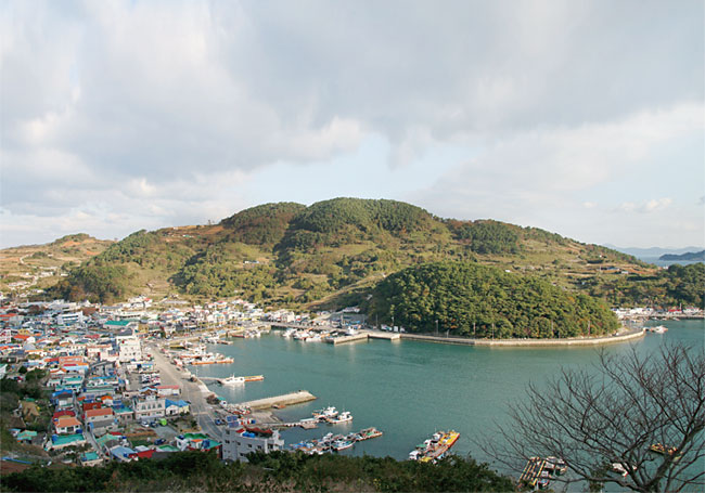 경남 통영 삼덕항에서 약 50여분 거리에 있는 욕지도 전경. photo 이성진 기자