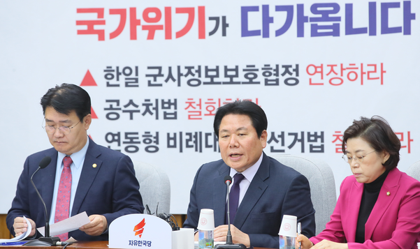 자유한국당 정양석(가운데) 원내수석부대표가 22일 국회에서 열린 원내대책회의에서 발언하고 있다./연합뉴스