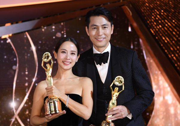 지난 21일 인천 영종도 파라다이스시티에서 열린 제40회 청룡영화상에서 남우주연상을 수상한 정우성(오른쪽)이 여우주연상 수상자 조여정과 포즈를 취하고 있다. /스포츠조선