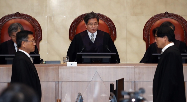 김명수 대법원장이 21일 오후 서울 서초구 대법원에서 열린 전원합의체 선고를 위해 착석하고 있다./연합뉴스