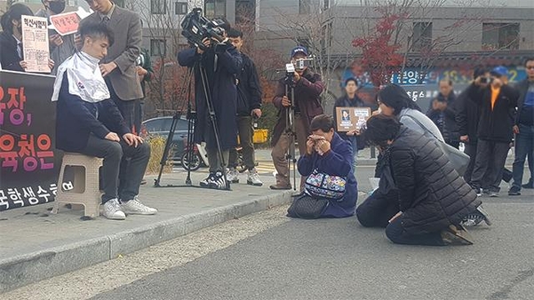 22일 서울 종로구 서울시교육청 앞에서 김화랑 학생수호연합 회장이 삭발하자 학부모 단체 회원들이 울고 있다. /권오은 기자