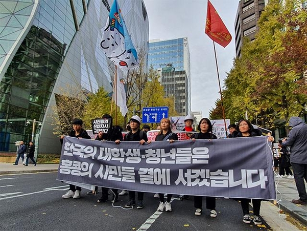 23일 홍콩 시위를 지지하는 대학생들이 주한중국대사관 방향으로 행진하고 있다. /이소연 기자