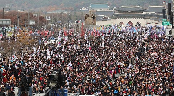 23일 서울 광화문광장 일대에서 열린 '대한민국 바로 세우기 국민대회'에서 참가 시민들이 참석자 발언을 듣고 있다. /연합뉴스