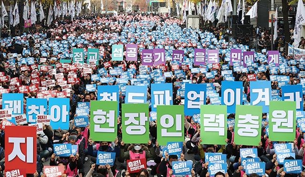 철도노조 파업 나흘째인 23일 오후 서울 종로구 우정국로에서 열린 공공운수노조 결의대회에서 참가자들이 피켓을 들고 구호를 외치고 있다. /연합뉴스