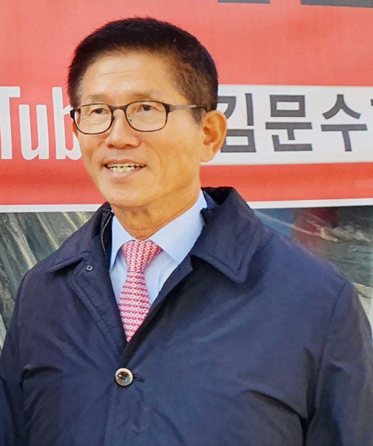 김문수 전 지사는 '황교안의 정치 기술은 걸음마 수준이나 영적으로는 바른 사람'이라고 말했다.