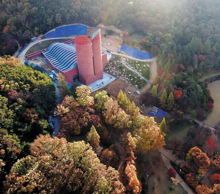 경기도 화성시 남양성모성지를 굽어보는 '통일 기원 남양 성모마리아 대성당'.