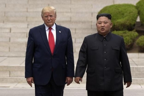 도널드 트럼프 미 대통령과 김정은 북한 국무위원장이 지난 6월 30일 판문점에서 만나고 있다. /AP 연합뉴스