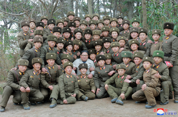 북한 조선중앙통신은 김정은 국무위원장이 서부전선에 위치한 창린도 방어부대를 시찰했다고 25일 보도했다. 김정은이 방어부대원들과 기념촬영을 하고 있다./조선중앙통신, 연합뉴스
