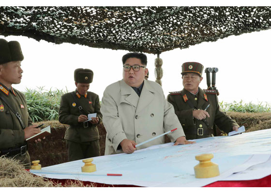 김정은 북한 국무위원장이 서부전선에 위치한 창린도 방어대를 시찰했다고 북한 노동신문이 25일 보도했다./노동신문