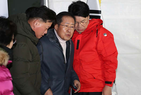 자유한국당 홍준표 전 대표가 25일 오후 청와대 분수대 앞에서 단식 투쟁 중인 황교안 대표를 만난 뒤 천막에서 나오고 있다./연합뉴스