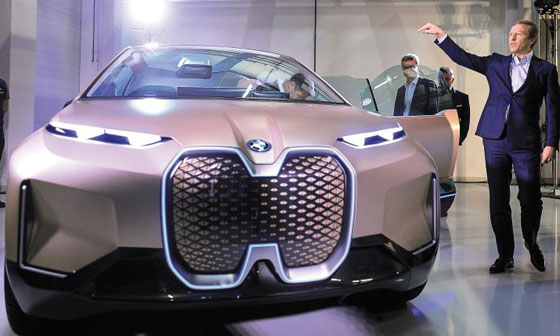 지난 14일(현지 시각) 독일 뮌헨에서 열린 BMW의 배터리 셀 경쟁력 센터 개소식에서 올리버 집세 BMW그룹 회장(오른쪽)이 순수 전기차 SUV 콘셉트카인 'i NEXT'를 소개하고 있다.