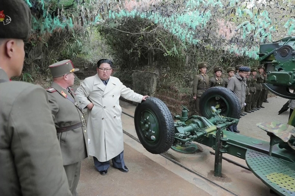 김정은 북한 국무위원장이 서부전선에 위치한 창린도 방어부대를 시찰했다고 조선중앙TV가 25일 보도했다./조선중앙TV