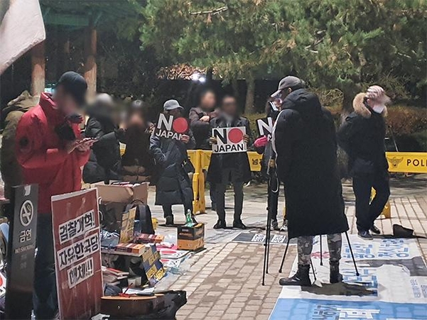 26일 오후 서울 종로구 청와대 앞 분수대광장에서 한국대학생진보연합 등이 농성 중이다. /정민하 기자