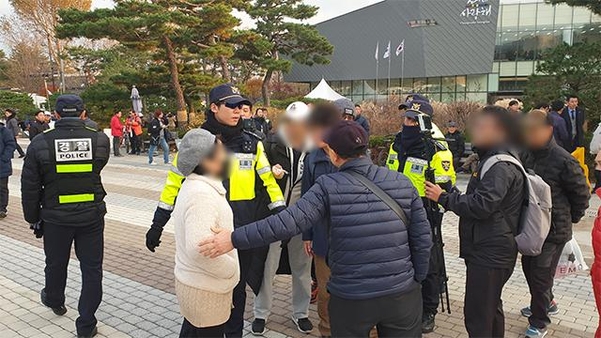 26일 오후 서울 종로구 청와대 앞 분수대광장에서 한국대학생진보연합 측과 황교안 자유한국당 대표 지지자 측이 말다툼을 벌이고 있다. /김우영 기자