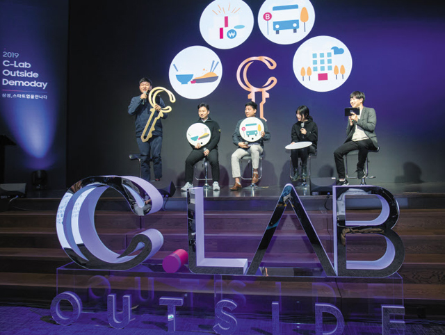 26일 서울 서초구 삼성 서울R&D캠퍼스에서 열린 ‘C랩 아웃사이드 데모데이’에서 스타트업 대표들이 외부 투자자들 앞에서 삼성전자와 동행했던 지난 1년간의 경험과 사업 성과를 설명하고 있다.
