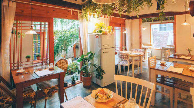 F&B(식음료) 기반 공간 기획 전문 기업 SD푸드홀딩스의 성시정 대표가 작년 9월 문 연 서울 종로구 익선동의 ‘낙원꽃분식’ 내부. 성 대표는 기존 브랜드를 편집해 모아놓는 데 그치지 않고 낙원꽃분식 같은 자체 브랜드를 꾸준히 개발해 입점시킨다는 계획이다.