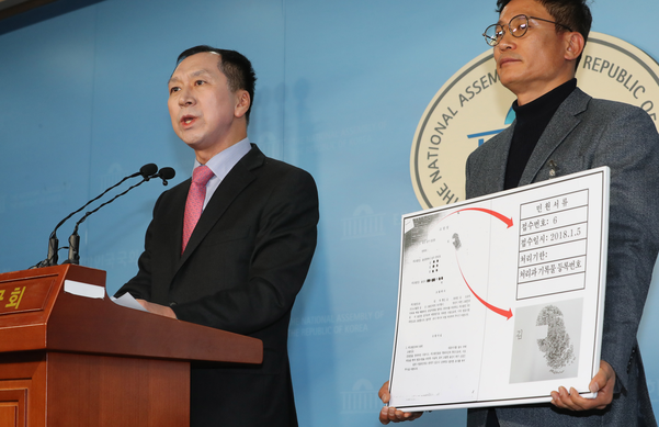 자유한국당 소속 김기현(왼쪽) 전 울산시장이 27일 오전 국회 정론관에서 기자회견을 열고 자신이 경찰 수사를 받으면서 낙선했던 지난해 6·13 지방선거에 권력기관이 개입했다는 의혹을 제기하고 있다./연합뉴스