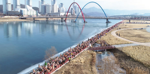 지난 1월 1일 대전 갑천변에서 열린 '2019년 맨몸 마라톤대회' 참가자들이 힘차게 달리고 있다./맥키스컴퍼니
