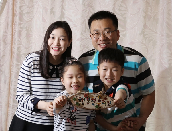 김용식, 박경화씨 가족. 9살 김정민군, 7살 김서연양의 봉사활동 시간은 각각 100시간이 넘는다./ 김용식씨 제공