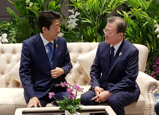 문재인 대통령과 아베 신조 일본 총리가 지난 4일 오전(현지시각) 태국 방콕 임팩트포럼에서 아세안+3 정상회의 전 환담을 하고 있다./청와대 제공