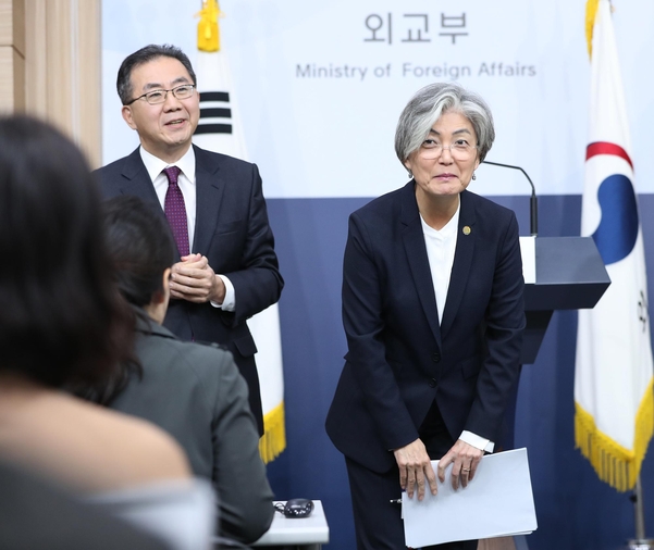강경화(오른쪽) 외교장관이 지난달 서울 도렴동 외교부 청사에서 브리핑을 하고 인사하고 있다. /연합뉴스