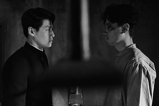 영화 ‘동주'에 출연한 강하늘과 박정민. 강하늘이 윤동주 역을, 박정민이 윤동주의 평생의 벗 송몽규 역을 맡았다. 윤동주의 시 ‘자화상'은 송몽규를 모티브로 쓴 작품이다.