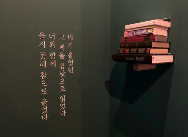 상수동에 있는 그의 서점 ‘책과 밤 낮'의 입구. 박정민의 지적 취향이 다채롭게 들어찬 공간이다.