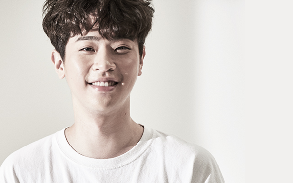 술에 취해서가 아니라, 열정에 취해 남보다 더 갈지자로 인생을 걸었던 박정민의 해맑은 얼굴.