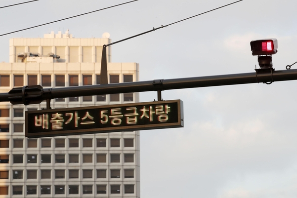 녹색교통지역에 해당하는 서울 중구 숭례문 인근에 배출가스 5등급차를 단속하는 카메라가 설치돼 있다./연합뉴스