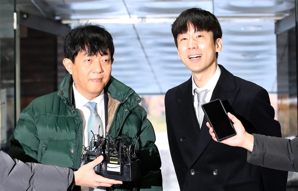 이재웅(왼쪽) 쏘카 대표와 박재욱 VCNC 대표. /뉴시스
