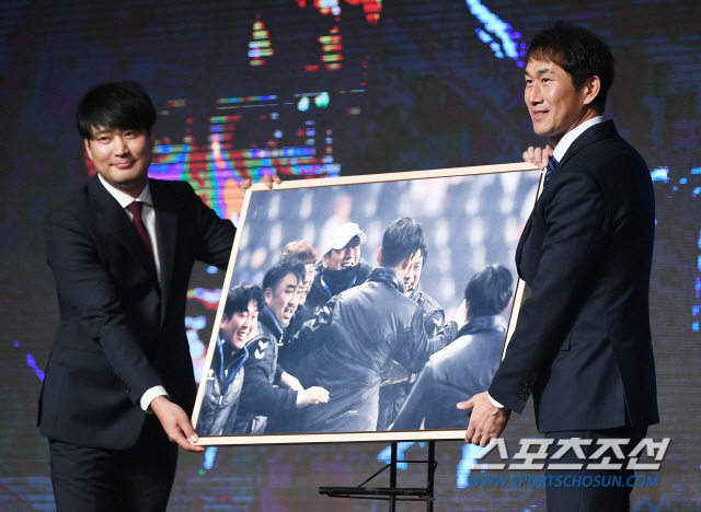하나원큐 K리그 대상 2019 시상식이 2일 오후 서울 홍은동 그랜드힐튼호텔에서 열렸다. 베스트포토상을 수상한 인천 유상철 감독이 스포츠사진기자회 김도훈 회장과 함께 포즈를 취하고 있다. 정재근 기자 cjg@sportschosun.com/2019.12.02/