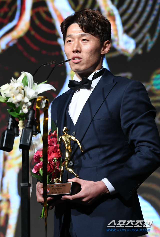하나원큐 K리그 대상 2019 시상식이 2일 오후 서울 홍은동 그랜드힐튼호텔에서 열렸다. K리그1 MVP를 수상한 울산 김보경이 수상소감을 말하고 있다. 정재근 기자 cjg@sportschosun.com/2019.12.02/