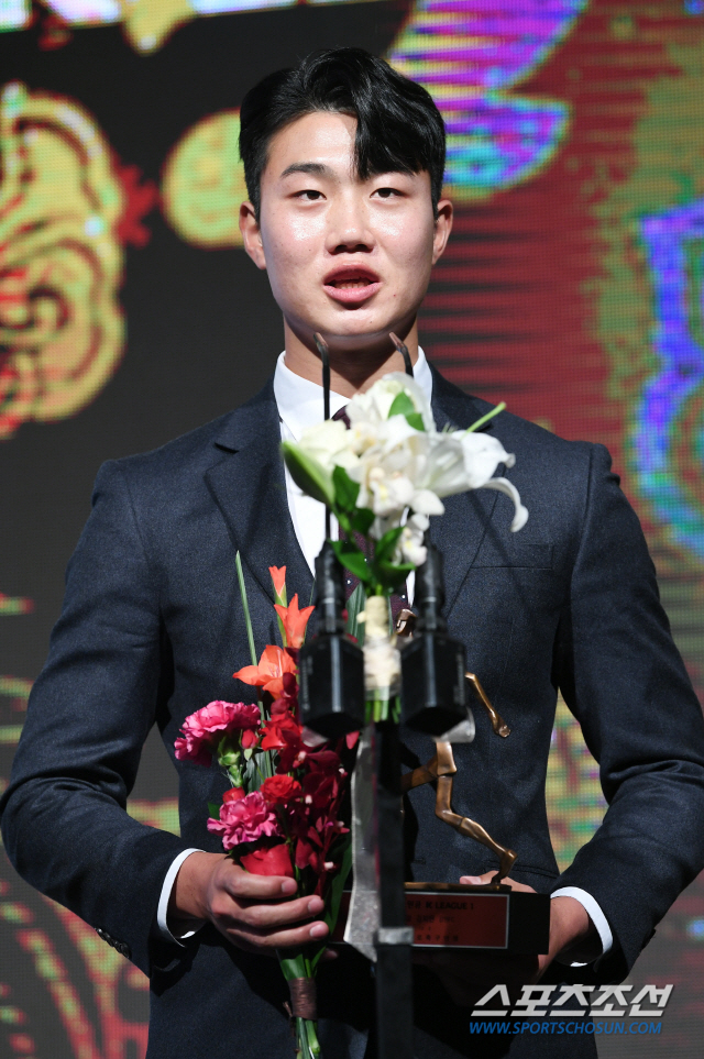 하나원큐 K리그 대상 2019 시상식이 2일 오후 서울 홍은동 그랜드힐튼호텔에서 열렸다. K리그1 영플레이어상을 수상한 강원 김지현이 수상소감을 말하고 있다. 정재근 기자 cjg@sportschosun.com/2019.12.02/