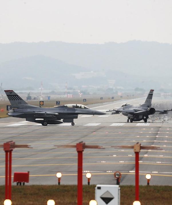 경기도 평택시 주한미공군 오산기지에서 F-16 전투기가 이륙 준비를 하고 있다/연합뉴스