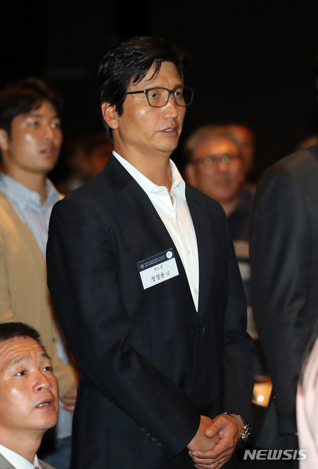 애국가 제창하는 정정용 감독