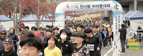 2019 한국의 경영대상 고객만족 경영 부문에서 3회째 종합대상을 수상한 DB생명보험이 지난달 10일 심장병 어린이 환자의 수술비를 후원하는 '천사랑마라톤대회'를 개최했다. 참가자들이 달린 1m당 1원씩 적립해 수술비를 후원하고 있다. /DB생명보험