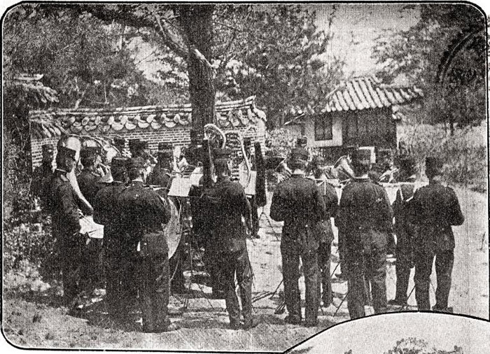 1905년 5월 26일 창덕궁 주합루에서 일본인들이 벌인 경부선 개통 축하 가든파티에 동원된 대한제국 군악대.