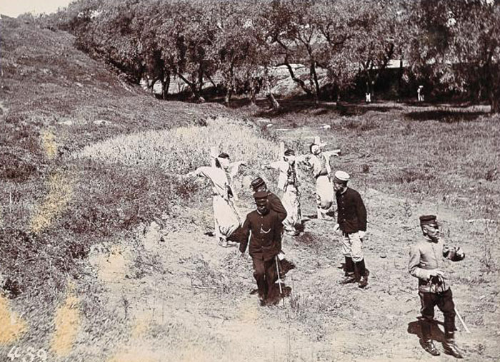 1904년 9월 경부선 철도 훼손 사건으로 일본군에 의해 총살된 조선인들.