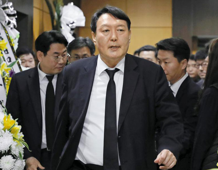 윤석열(가운데) 검찰총장이 2일 전 청와대 민정비서관실 특별감찰반원 A수사관 빈소가 마련된 서울 서초구 서울성모병원 장례식장에 들러 조문을 마친 뒤 나가고 있다.